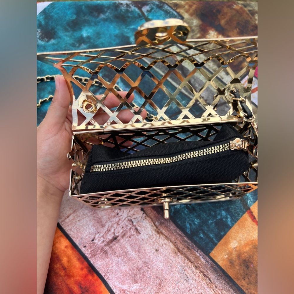 Elegant Metallic Frame Crossbody Bag - Picture 16 of 17